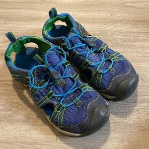 Teva boy's manatee closed toe and heel hiking sandals size 3